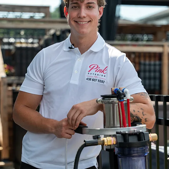Un technicien se tient près du chariot de filtration utilisé pour le lavage à l'eau pure.