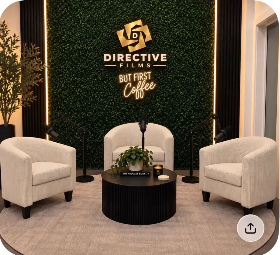 Le studio DirectiveFilms avec trois fauteuils et des microphones de balado